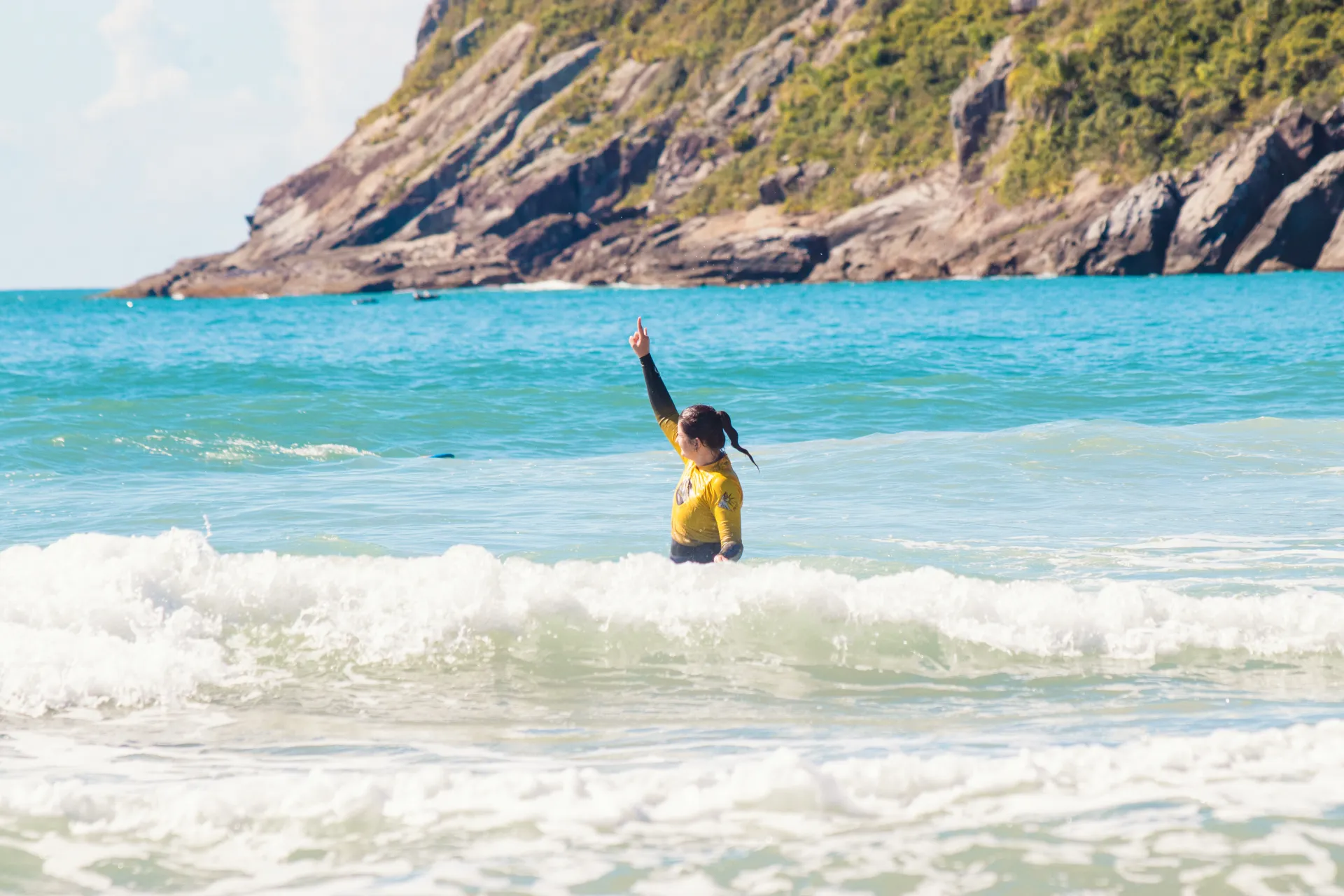 Aluno aprendendo a surfar com instrutor Village Summer em Florianópolis