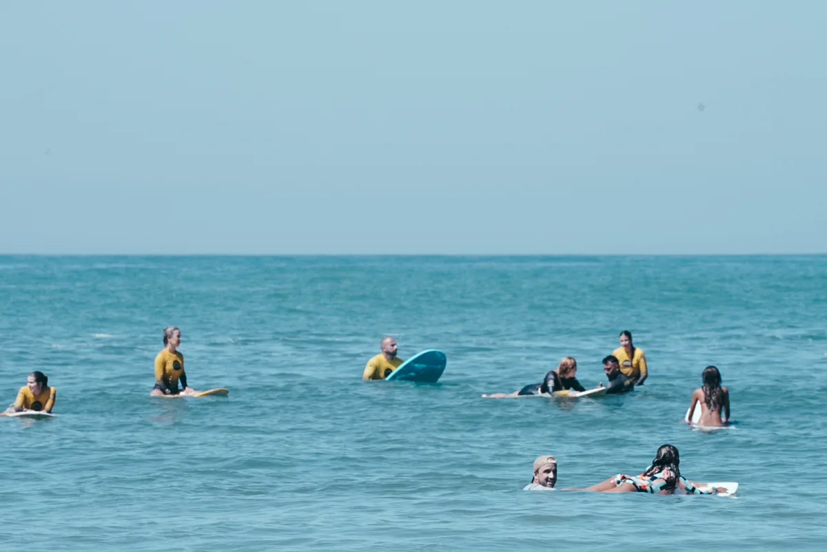 Imersão de surf Village Summer — dias intensivos com turmas pequenas e acompanhamento total