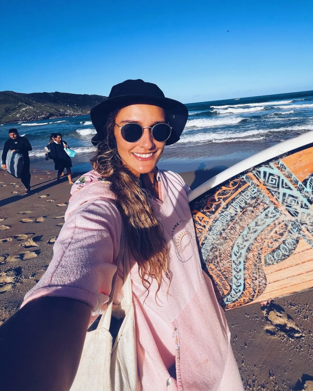 Júlia, instrutora de surf da Village Summer