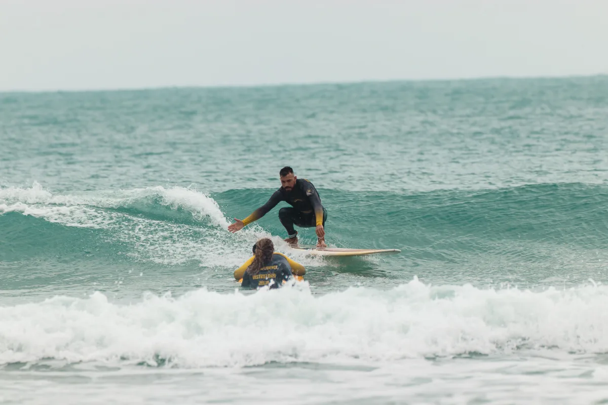 Pacotes de aulas de surf Village Summer — evolução contínua com vídeo-análise