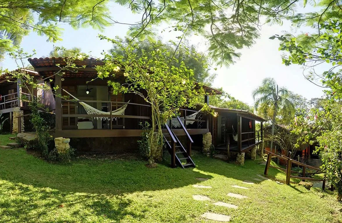 Cabanas da Pousada Rosa em meio ao jardim nativo