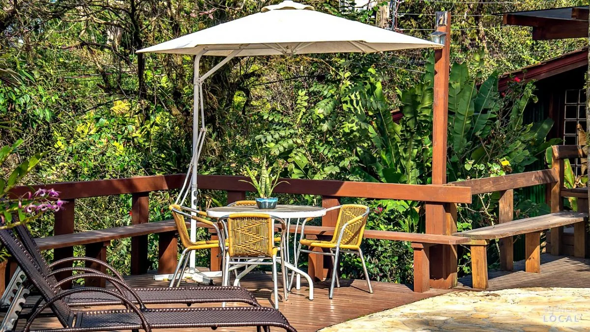Deck e área de estar da Pousada Rosa