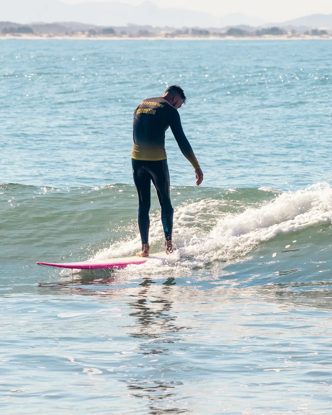Instrutor da Village Summer surfando na Praia do Rosa