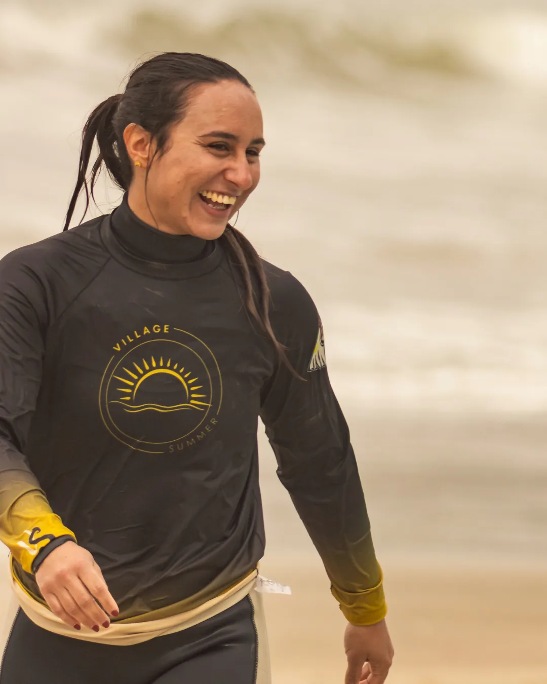 Sara, instrutora de surf da Village Summer