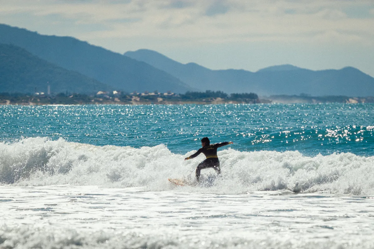 Vídeo-análise de surf — instrutor e aluno assistindo a sessão juntos